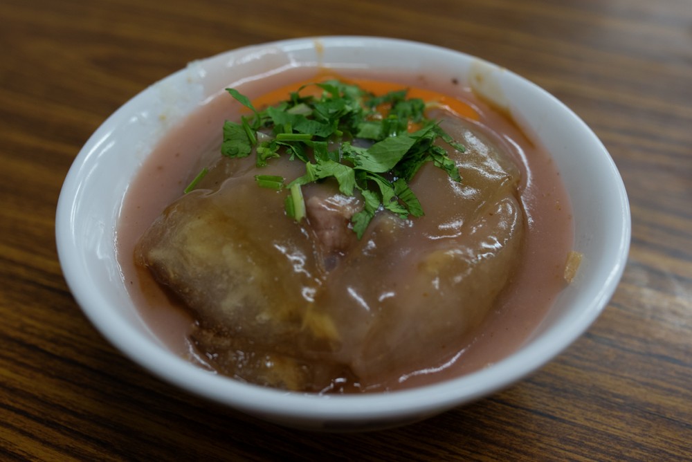 Fleischbällchen im Süßkartoffelmehl-Mantel, Kräuter und scharfe Spezialsoße aus der Stadt Zhang Hua