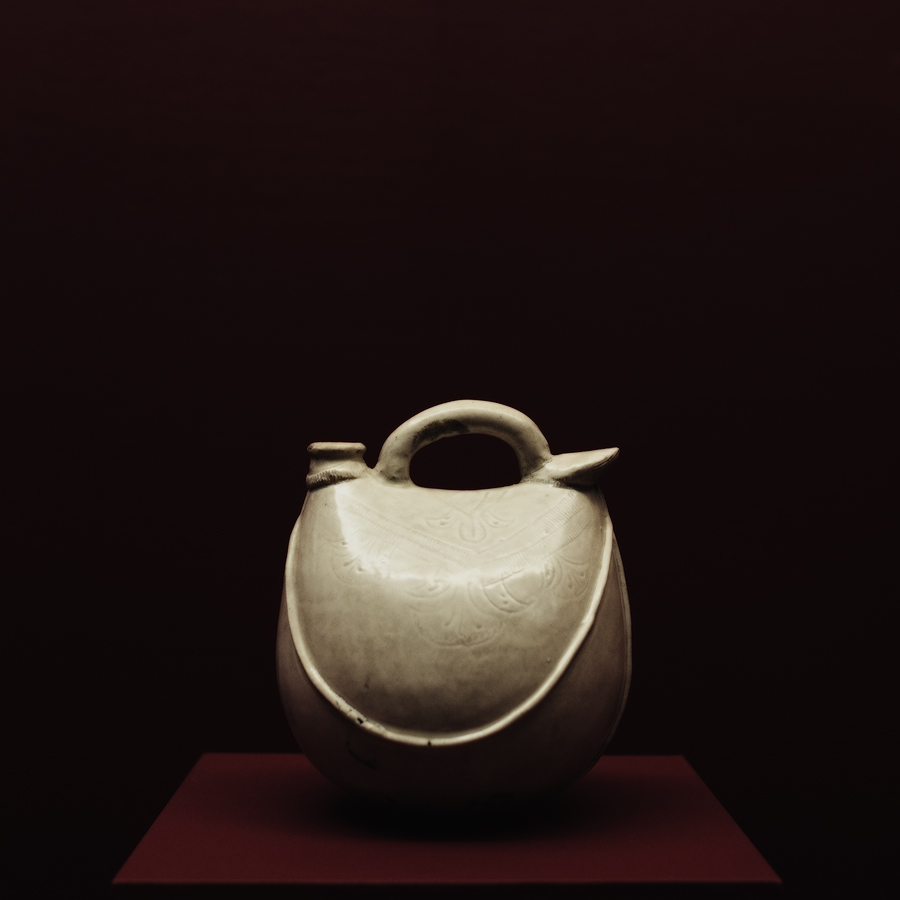 Palastmuseum Taipei - weißlasierter Krug in Form eines Lederbeutels, Tang-Dynastie 8.-9.Jhd.