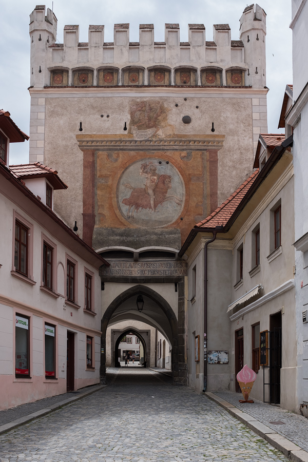 Der verputzte Turm ist auf rechteckigem Grundriss errichtet. Die Feldseite schmückt ein Wandgemälde, auf dem Wilhelm von Rosenberg (1535–1592), Oberstlandeskämmerer und Oberster Burggraf von Böhmen, zu Pferd dargestellt ist.