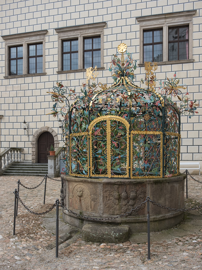 Schloß Hradec, Brunnen Innenhof