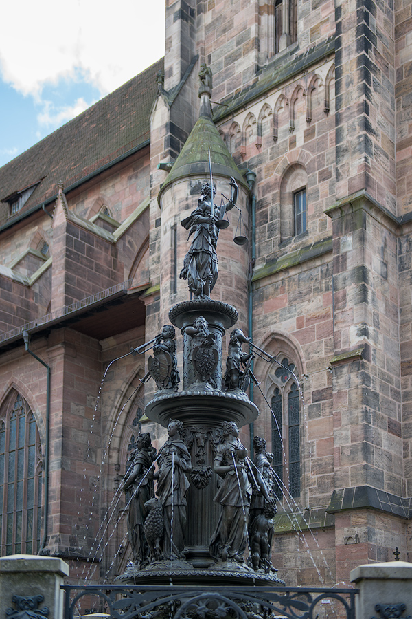 Justitia-Brunnen vor der Lorenzkirche Nürnberg