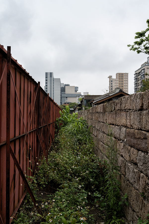 Gefängnismauer