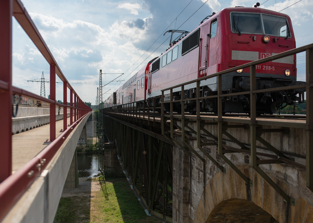 Eisenbahnbruecke ueber die Regnitz Richtung ErlangenFuerth Begonienstrasse