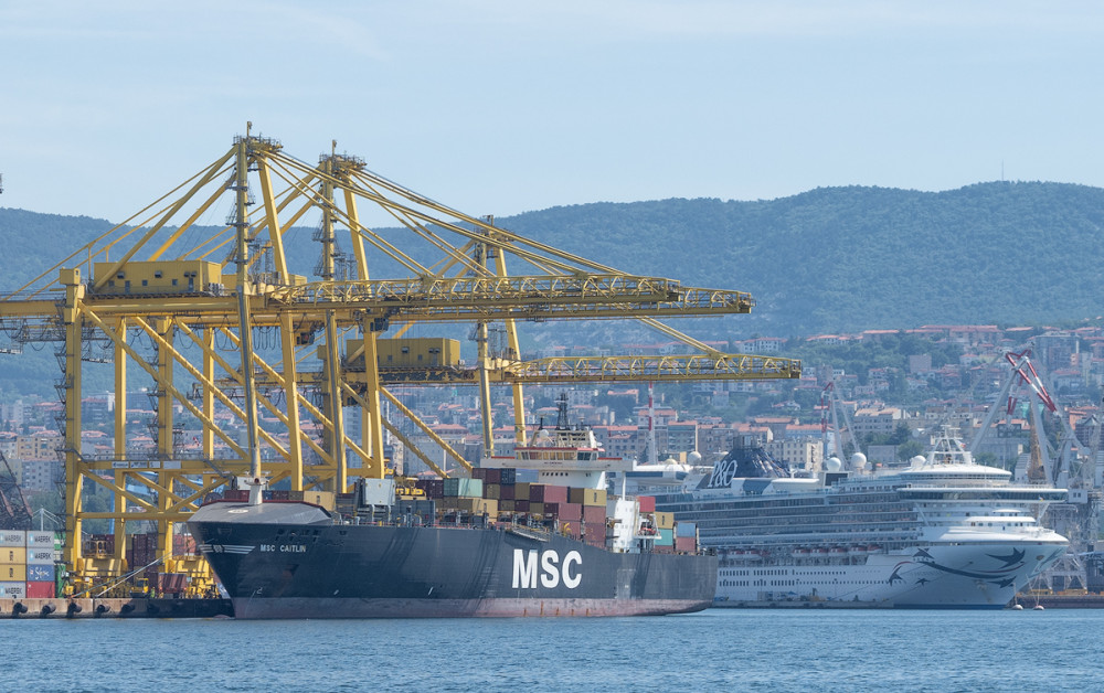 MSC CAITLIN (IMO 9169043, MMSI 636018323) ist Container Ship. Es fährt unter der Flagge von Liberia. Länge/Breite 216/26 m
PACIFIC ENCOUNTER (ehemals STAR PRINCESS) gebaut 2001. Nach einem Brand 2006 repariert. Später umgebaut, umbenannt und 2021 übergeben. Fährt unter der Flagge von UK. L B H 290/31/60 m.
